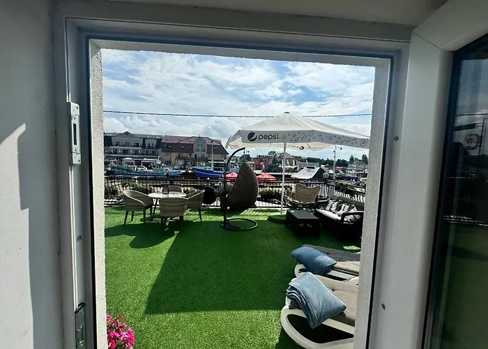 Leba - Apartament z tarasem przy kanale portowym - widok na statki