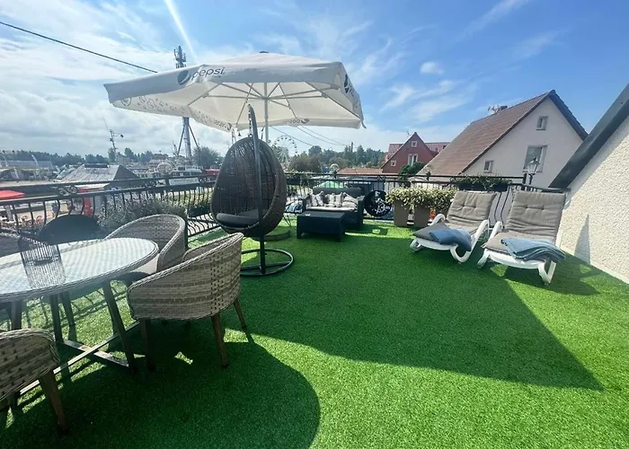 Leba - Apartament z tarasem przy kanale portowym - widok na statki