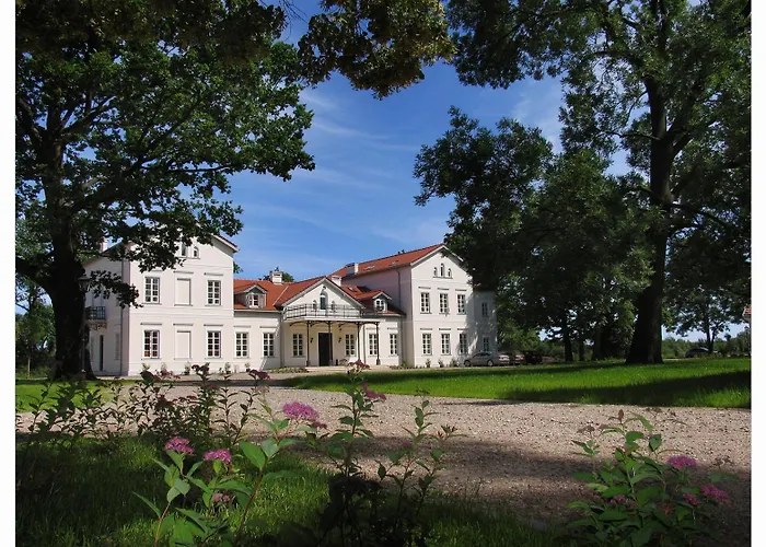 Pałac Łochów, Polska