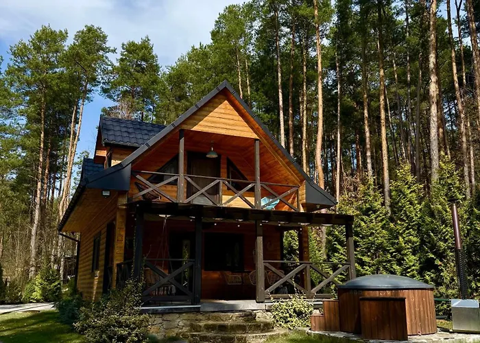 Domek w lesie nad zalewem