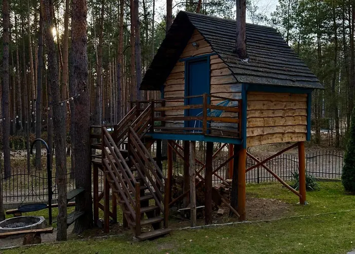 Domek w lesie nad zalewem