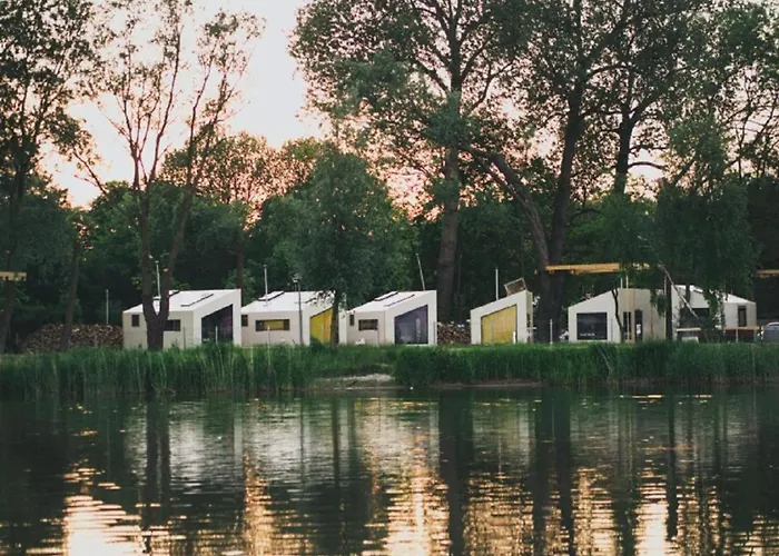 Herbals Glamping Mielno - domki nad jeziorem i morzem