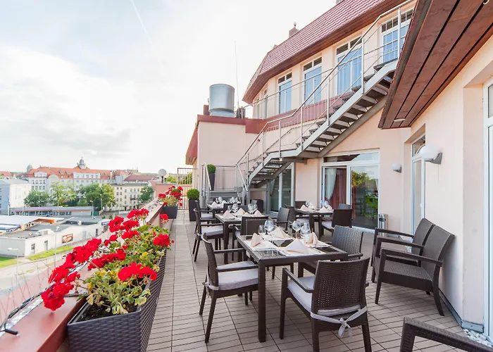 Skyhotelgwarna Legnica, Polska