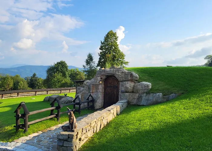 Osada Jaworzyny - Domek Hobbita z jaskinią SPA