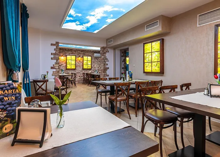 Old Tree Villa & Restaurant