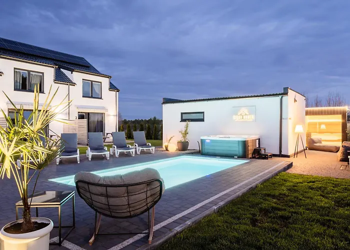 Cichy Domek - Podgrzewany Basen, Jacuzzi, Plac Zabaw - Karwia - Spokój i Rodzinny Wypoczynek