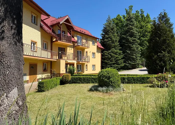 OŚRODEK WYPOCZYNKOWY NAD STAWEM - przy promenadzie, wybierany przez Gości ceniących ciszę i komfortowy wypoczynek w bezpośrednim sąsiedztwie parku zdrojowego z tężnią solankową