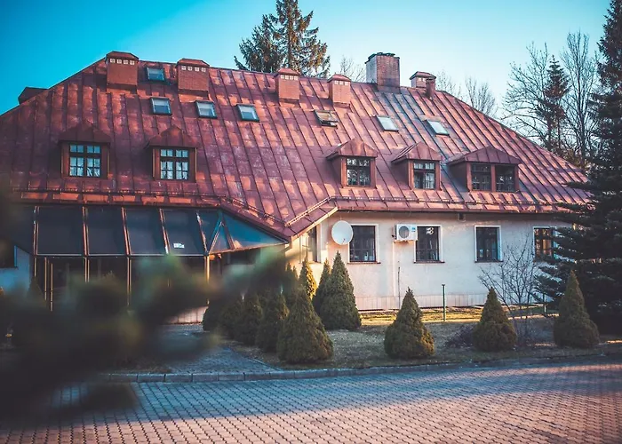 Dworek Karłów, Polska