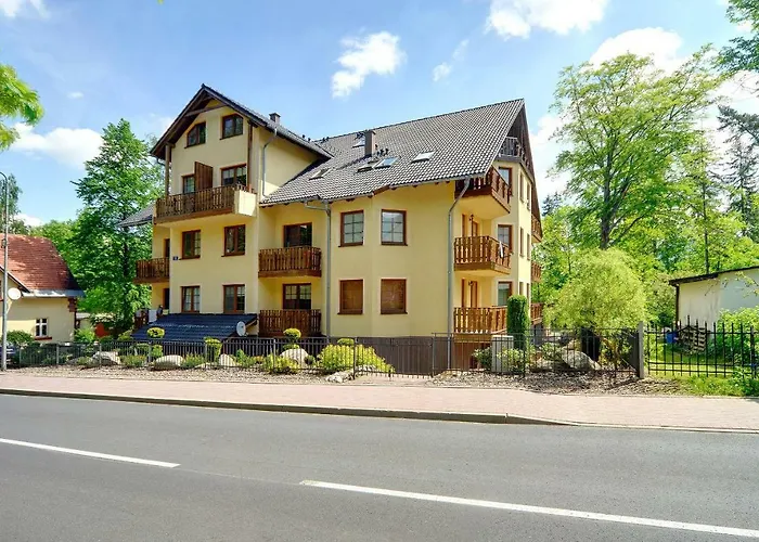 Żółty Apartament Sun Seasons 24 w Karpaczu z Balkonem by Noclegi Renters